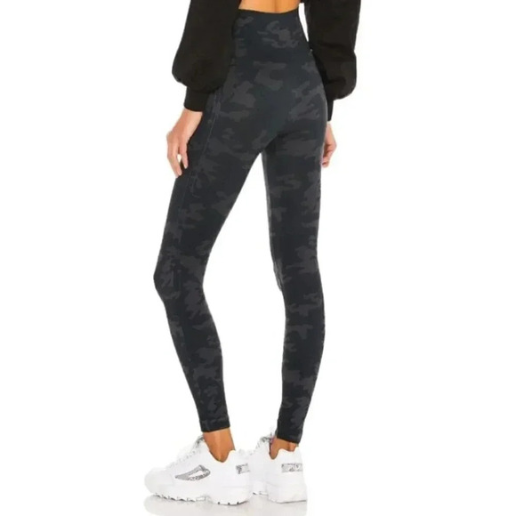 SPANX Look at Me Now Leggings Black Camo Compression Size Medium - Picture 2 of 7